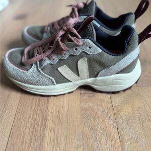 Veja Venturi Suede Sneakers - military green and mauve